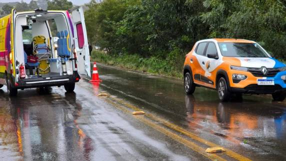 Acidente na ERS-324 deixa motorista ferido após veículo cair em barranco em Passo Fundo - foto 2