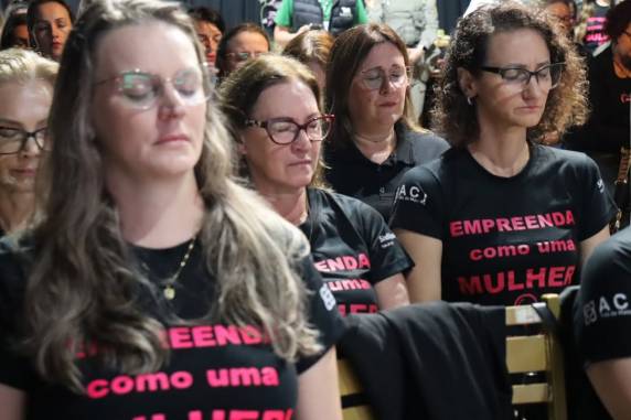 Mulheres se reúnem para discutir evolução dos direitos femininos em Três de Maio - foto 2