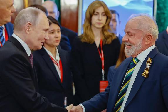 Proximidade com Putin em celebração do Dia da Vitória constrange o Brasil
