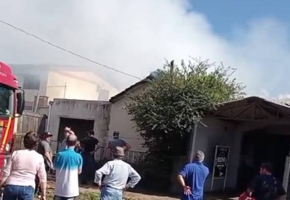 Corpo de Bombeiros foi acionado para controlar as chamas. Não houve feridos.
