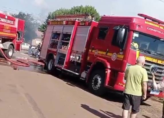 Corpo de Bombeiros foi acionado para controlar as chamas. Não houve feridos.