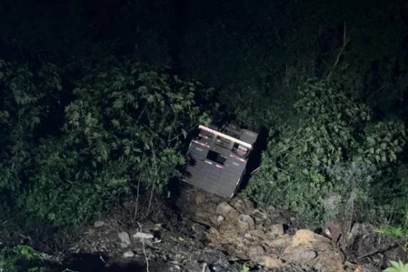 Motorista morre após capotar caminhão na RS-400, em Candelária - foto 2