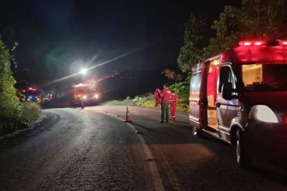 Motorista morre após capotar caminhão na RS-400, em Candelária - foto 3