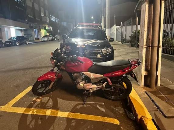 Os indivíduos, de 19 e 21 anos, estavam em uma motocicleta, que também foi apreendida