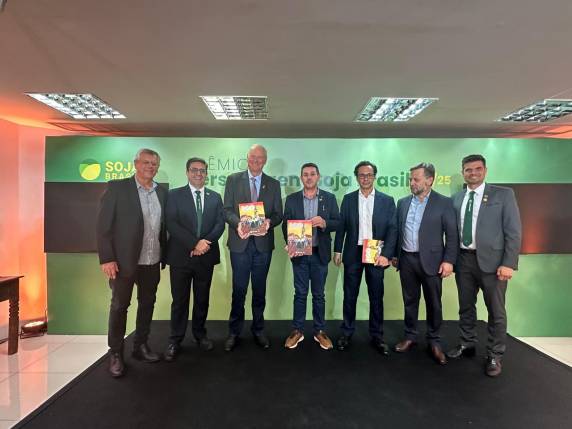 Fenasoja 2026: Livro que resgata os 100 anos da soja é lançado em Brasília - foto 2