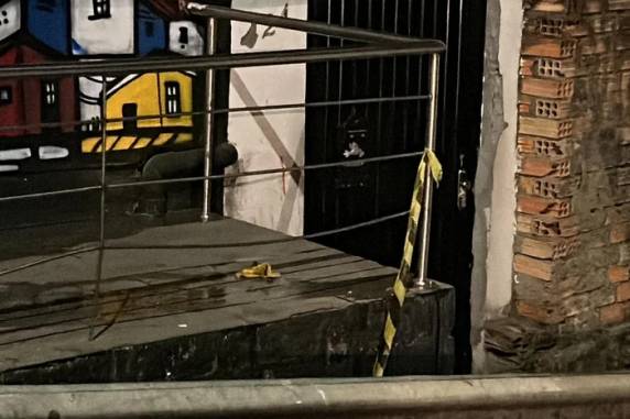 Vítimas estavam dentro de um bar na Rua Paulino Azurenha.