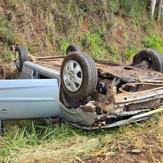 Capotamento registrado na ERS-324 entre Passo Fundo e Pontão - foto 2