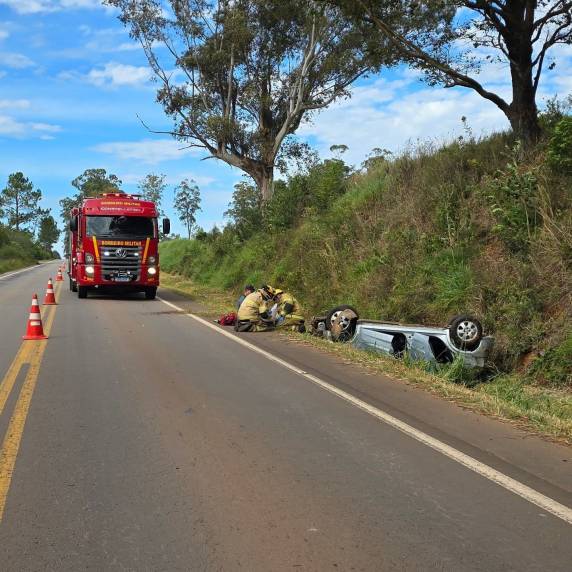 Capotamento registrado na ERS-324 entre Passo Fundo e Pontão - foto 5