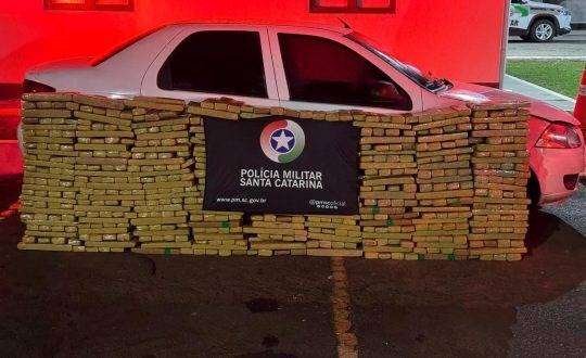 Veículo foi interceptado com dois jovens; droga estava distribuída até no painel e portas