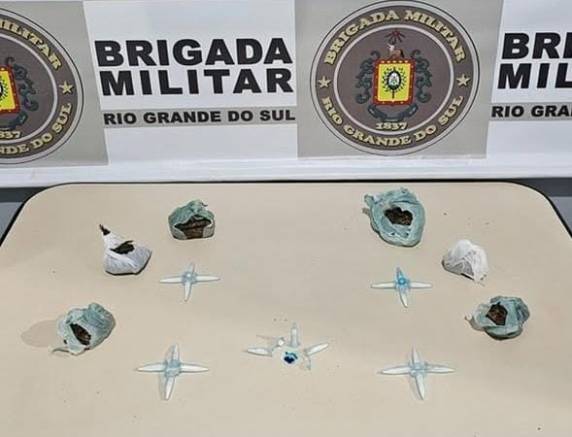 A ação ocorreu após informações do setor de inteligência indicarem que um veículo VW Santana estaria sendo usado para abastecer pontos de tráfico na cidade.