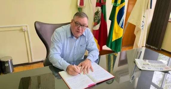 A transição temporária ocorre em função da viagem do prefeito Marcos Corso e do vice-prefeito Josias Correa, que participam da XXVI Marcha em Defesa dos Municípios, em Brasília.