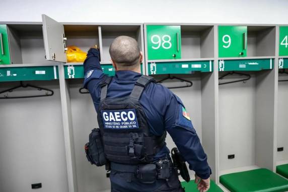 Foram cumpridos dois mandados de busca, um na casa do Ênio e outro no Estádio Alfredo Jaconi