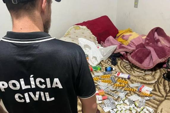 Criança relatou falta de alimentação e itens básicos de higiene. Polícia também apura episódio em que pai teria tentado afogar o menino em piscina de plástico