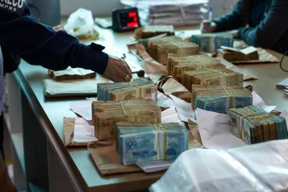 Dinheiro foi apreendido junto com carros e imóveis. Valor chega a R$ 40 milhões. Operação apurou lavagem de dinheiro após apropriação indébita de créditos relacionados a ações judiciais