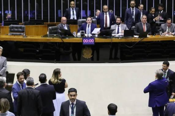 Proposta prevê impacto orçamentário de R$ 17,9 bilhões em 2025 e inclui reestruturação das carreiras dos servidores