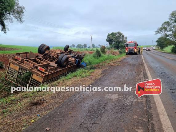 Caminhão capota na BR-472 em Três de Maio - foto 3