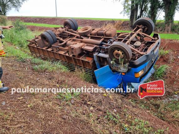 Caminhão capota na BR-472 em Três de Maio - foto 2