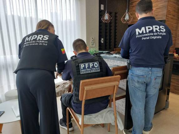 A operação apura desvio de mais de R$ 800 mil da prefeitura