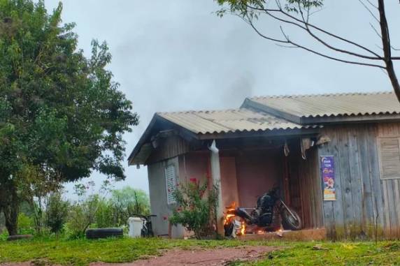 Vítima é Décio dos Santos de Melo, 28 anos, filho do vice-prefeito do município. Outras duas pessoas foram atingidas por disparos de arma de fogo durante confronto