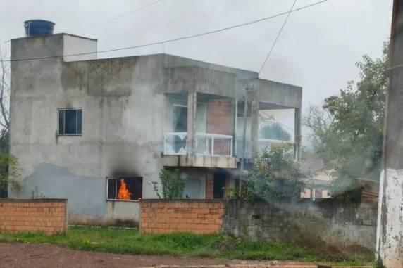 Vítima é Décio dos Santos de Melo, 28 anos, filho do vice-prefeito do município. Outras duas pessoas foram atingidas por disparos de arma de fogo durante confronto