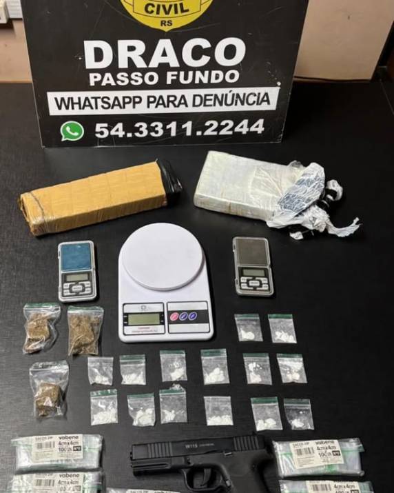 Polícia Civil localizou cocaína, maconha, balanças e simulacro de arma no bairro Petrópolis