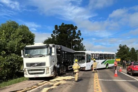 Colisão entre ônibus e caminhão causa vazamento de combustível e bloqueia a BR-158 em Cruz Alta - foto 2