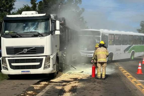 Colisão entre ônibus e caminhão causa vazamento de combustível e bloqueia a BR-158 em Cruz Alta - foto 3