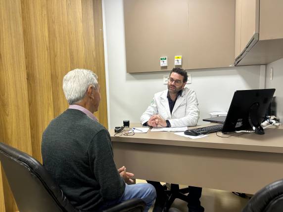 O atendimento é prestado pelo médico dermatologista, Dr. Leonardo Pilau, residente em Giruá, e acontece nas terças, quartas e quintas na Unidade em Giruá.