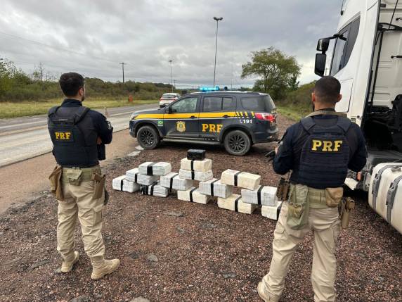 Durante operação na BR-153, policiais apreendem mais de 200 quilos de maconha escondidos em carreta frigorífica