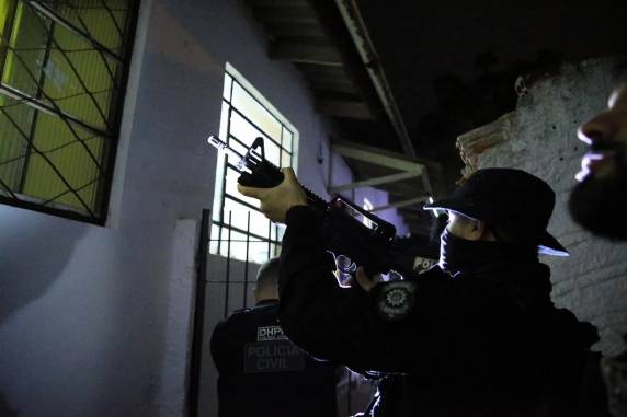 Mulher suspeita de planejar morte da mãe e executar irmão em Porto Alegre é alvo de operação - foto 2