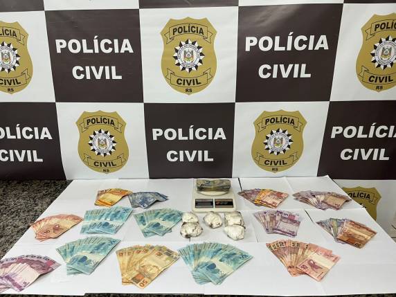 Com ela, foram apreendidas 250 gramas de cocaína, divididas em cinco porções, além de uma balança de precisão.
