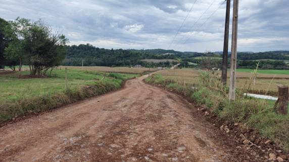 Secretaria de Obras de Boa Vista do Buricá realiza melhorias em estradas de Beato Roque - foto 3