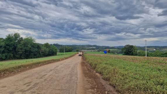 Secretaria de Obras de Boa Vista do Buricá realiza melhorias em estradas de Beato Roque - foto 2