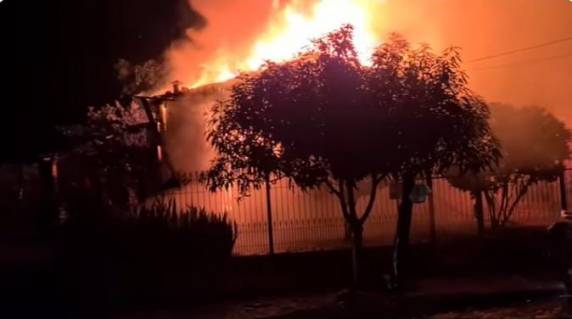 O Corpo de Bombeiros foi acionado e compareceu ao local para conter as chamas.