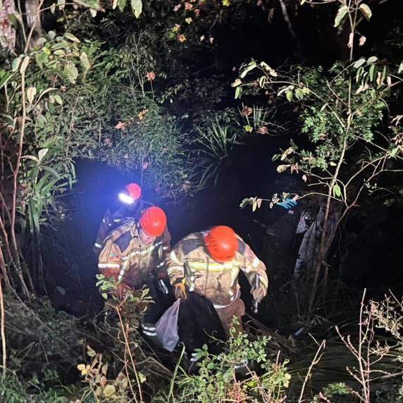 Carro sai da pista e cai em barranco na RS-135 em Getúlio Vargas - foto 2