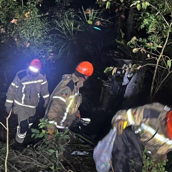 Carro sai da pista e cai em barranco na RS-135 em Getúlio Vargas - foto 3