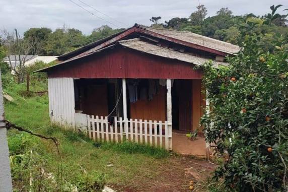 Dois homens foram presos e uma adolescente foi apreendida por envolvimento no crime. Trio cumpria ordens de um homem que está preso
