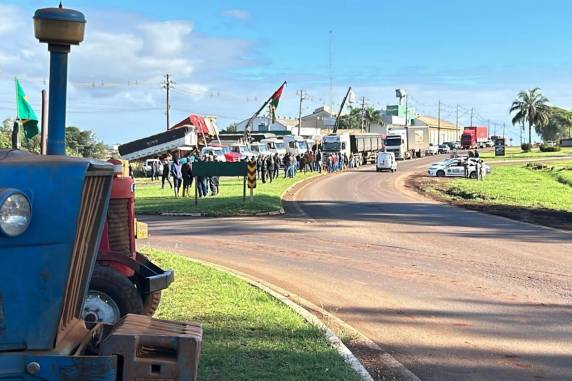 Agricultores fazem mobilização em rodovias do norte e noroeste do RS por renegociação das dívidas - foto 3