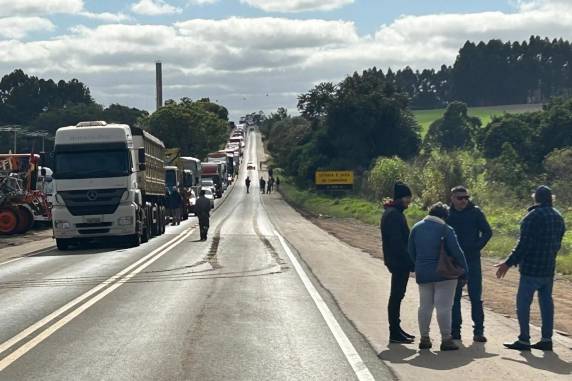 Agricultores fazem mobilização em rodovias do norte e noroeste do RS por renegociação das dívidas - foto 2
