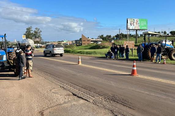 Agricultores fazem mobilização em rodovias do norte e noroeste do RS por renegociação das dívidas - foto 6