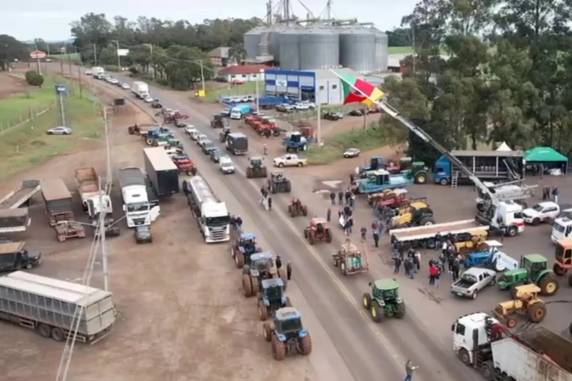Agricultores fazem mobilização em rodovias do norte e noroeste do RS por renegociação das dívidas - foto 4