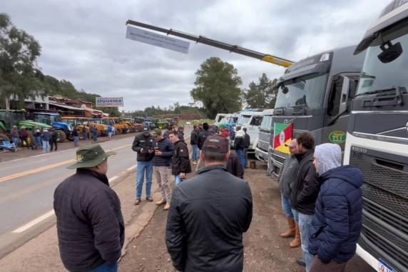Agricultores fazem mobilização em rodovias do norte e noroeste do RS por renegociação das dívidas - foto 5