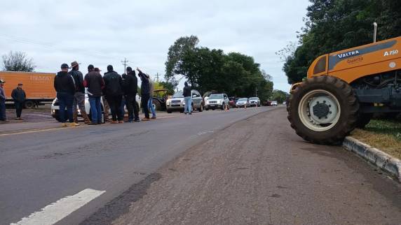 Agricultores fazem mobilização em rodovias do norte e noroeste do RS por renegociação das dívidas - foto 7