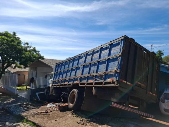 Caminhão desgovernado atinge muros de duas casas em Ijuí - foto 2