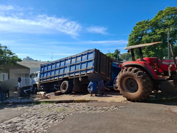 Caminhão desgovernado atinge muros de duas casas em Ijuí - foto 3