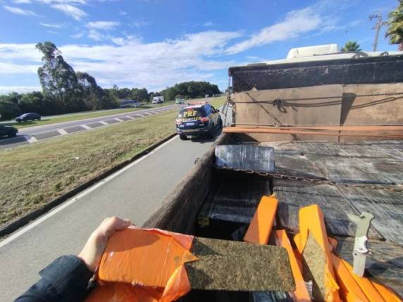 Ação ocorreu na região metropolitana de Curitiba, após trabalho integrado da Polícia Civil gaúcha e da Polícia Rodoviária Federal do Paraná. Motorista foi preso em flagrante