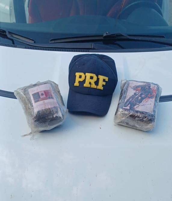 O motorista confessou que receberia pagamento para transportar a substância de Guaíra/PR até Balneário Camboriú. Ele foi conduzido à Delegacia de Polícia, onde vai responder por tráfico de drogas. 