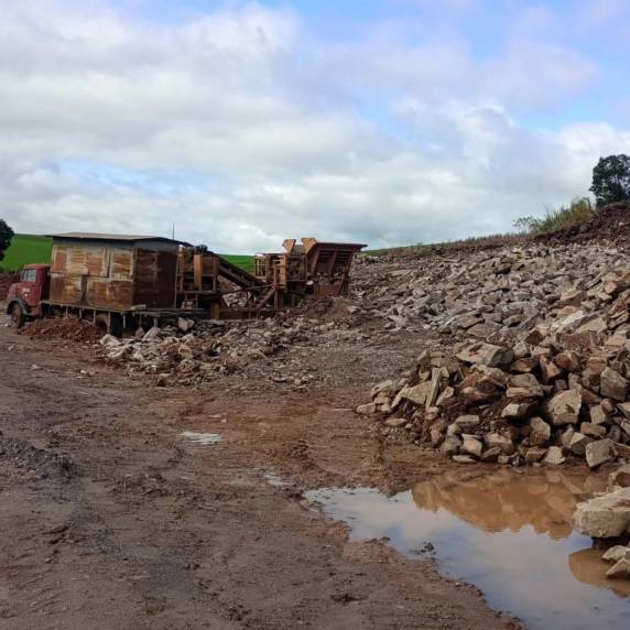 Extração ilegal de pedras é flagrada pela Brigada Militar em Espumoso - foto 2