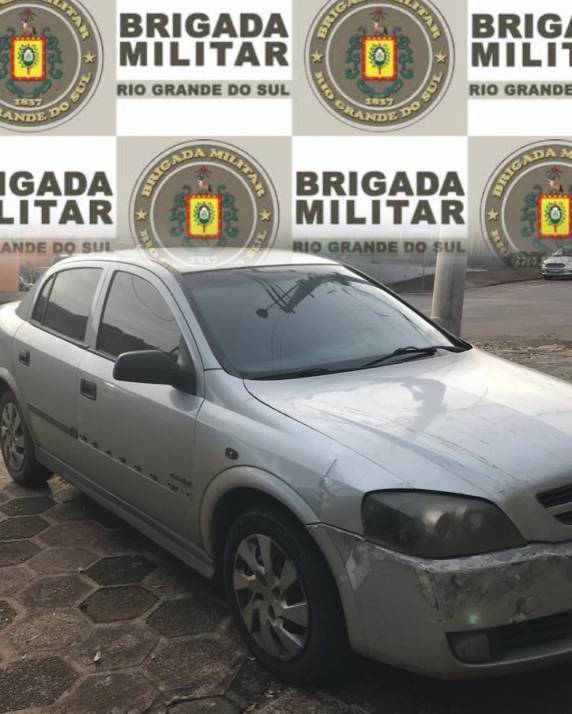 A ação ocorreu após a abordagem de um veículo Astra, onde foram encontrados bilhetes de raspadinha, dinheiro em espécie e aparelhos celulares durante a revista.