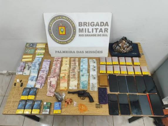 Suspeito de 22 anos foi flagrado com drogas, munições e dinheiro